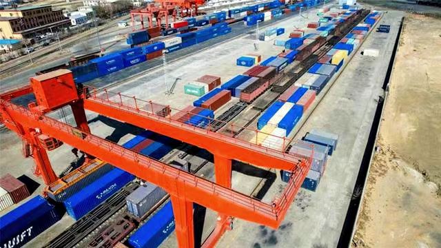 中欧班列中通道（二连浩特口岸）开行班列18161列，货运量突破1700万吨